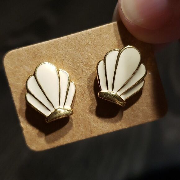 Vintage Napier Enamel and Goldtone Seashell Sea Shell Stud Earrings - Picture 5 of 6